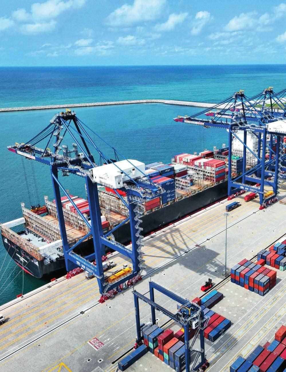 由中國港灣工程有限責(zé)任公司承建的尼日利亞萊基深水港位于中尼合作建設(shè)的拉各斯萊基自貿(mào)區(qū)內(nèi)，是尼日利亞首個(gè)現(xiàn)代化深水港和最大港口。圖為一艘貨輪在尼日利亞拉各斯萊基深水港裝卸集裝箱（2024 年 3 月 11 日攝）萊基港公司供圖