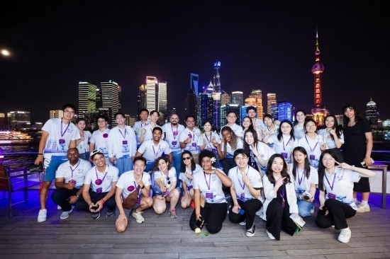8月21日，中外青年在上海參觀時合影留念。新華社發(fā)（清華大學供圖）