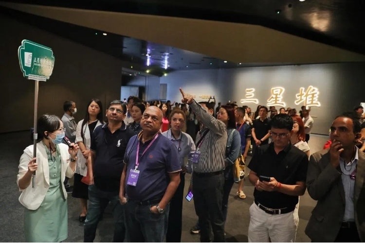 8月31日，亞洲媒體考察團參訪三星堆博物館。《中國經(jīng)濟周刊》記者肖翊攝