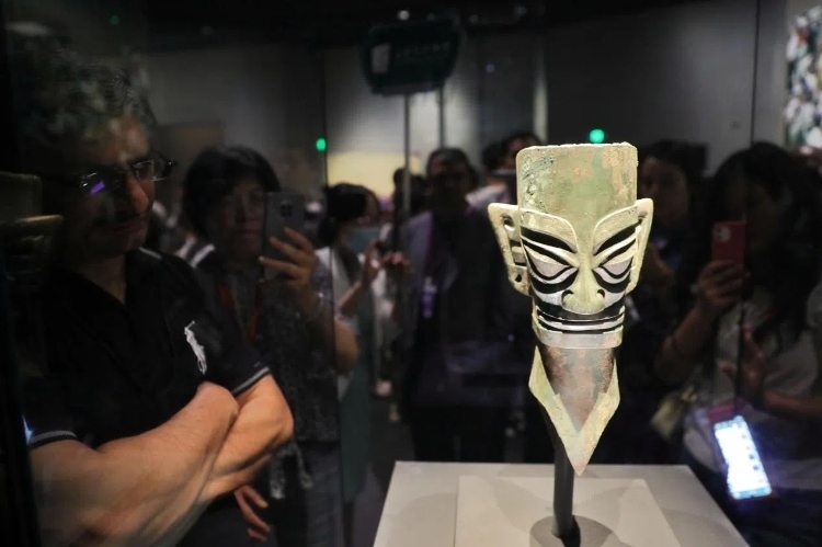 8月31日，亞洲媒體考察團參訪三星堆博物館?！吨袊?jīng)濟周刊》記者肖翊攝