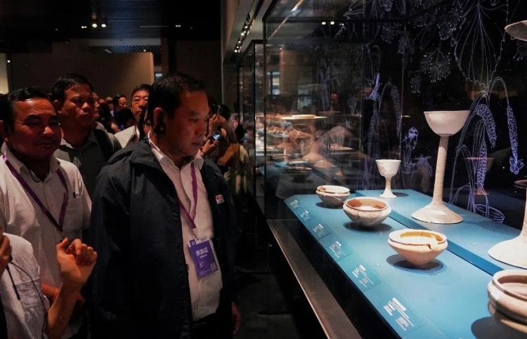 8月31日，亞洲媒體考察團參訪三星堆博物館。左一為老撾博利坎賽省新聞文化旅游廳廳長頌通·威本康?！度嗣袢請蠛Ｍ獍妗酚浾邌逃顢z