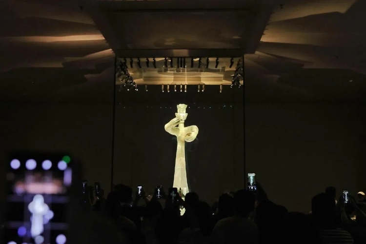 8月31日，亞洲媒體考察團參訪三星堆博物館?！吨袊?jīng)濟周刊》記者肖翊攝