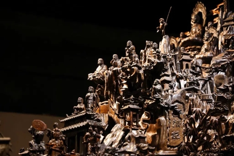 烏木博物館中展出的烏木雕刻藝術品《西游記》（局部）。本報記者 伊霄攝