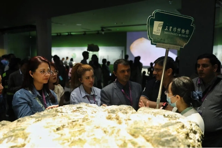 8月31日，亞洲媒體考察團參訪三星堆博物館。左一為馬來西亞《星報》首席商務(wù)官莉迪婭·王?！吨袊?jīng)濟周刊》記者肖翊攝