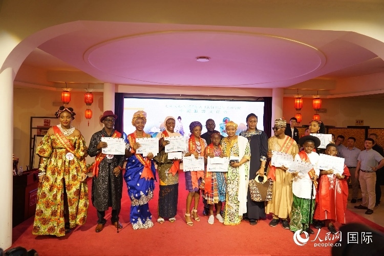 中尼服飾文化秀尼日利亞十佳模特獎(jiǎng)。人民網(wǎng)記者 姜宣攝
