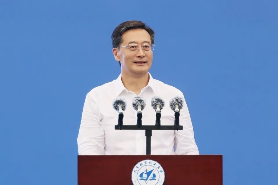 中國(guó)工程院院士、北京航空航天大學(xué)校長(zhǎng)王云鵬在2024級(jí)新生開(kāi)學(xué)典禮上講話。校方供圖