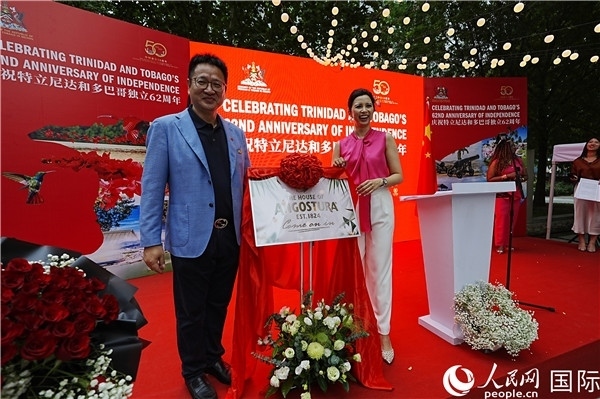 當(dāng)天的慶祝儀式上，還舉行了特多著名酒品牌安高天娜回歸中國市場的揭幕儀式。人民網(wǎng)記者 趙益普攝