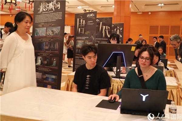 在活動(dòng)現(xiàn)場，當(dāng)?shù)孛癖婓w驗(yàn)“數(shù)字藏經(jīng)洞”云游戲，沉浸式體驗(yàn)敦煌文化。 人民網(wǎng)記者 李志偉攝