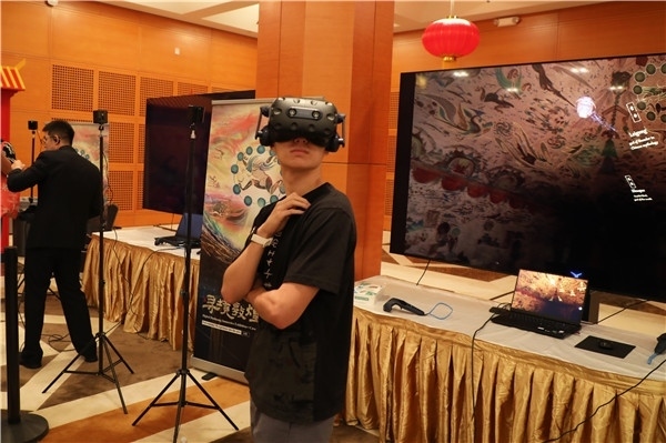 1、在本次活動(dòng)的展覽現(xiàn)場，敦煌研究院與騰訊展示了“數(shù)字藏經(jīng)洞”和“尋境敦煌”等創(chuàng)新互動(dòng)產(chǎn)品。圖為當(dāng)?shù)孛癖娡ㄟ^VR虛擬游覽洞窟。 人民網(wǎng)記者 李志偉攝