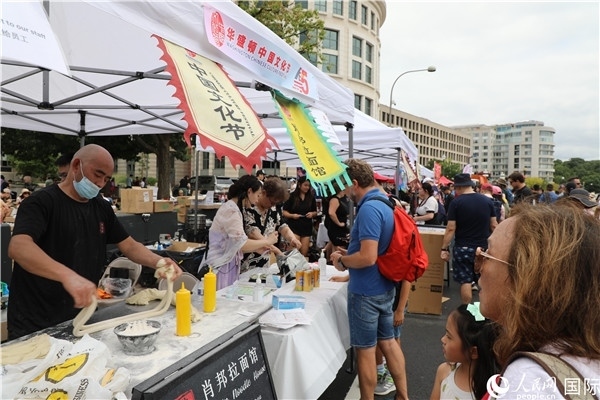 3、活動現(xiàn)場設(shè)置了眾多展臺。 人民網(wǎng)記者 李志偉攝