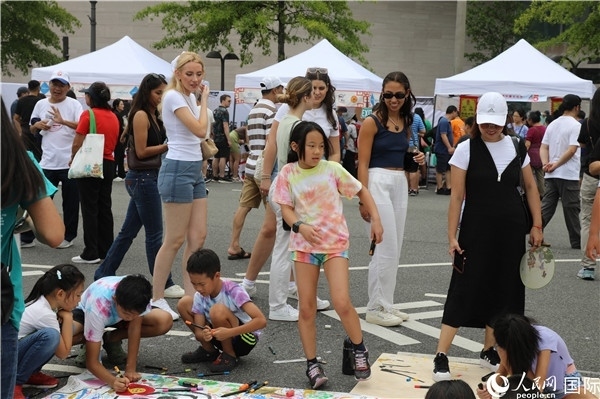 4、活動吸引了很多小朋友參加。 人民網(wǎng)記者 李志偉攝