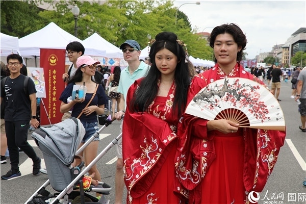 5、當(dāng)?shù)厝A僑華人身穿漢服參加文化節(jié)。 人民網(wǎng)記者 李志偉攝