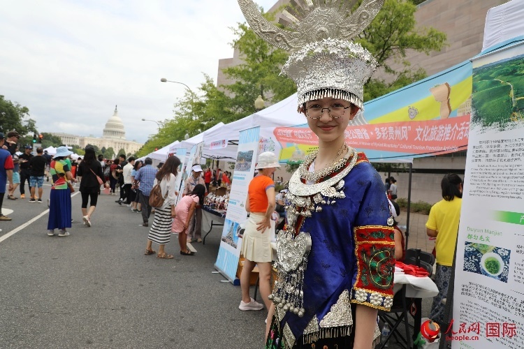 在第22屆美國(guó)華盛頓“中國(guó)文化節(jié)”上，一名當(dāng)?shù)孛癖娚泶┲袊?guó)少數(shù)民族服飾。人民網(wǎng)記者 李志偉攝