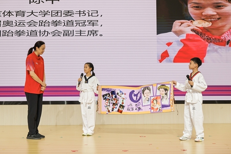 兩位學(xué)生小記者對(duì)話陳中老師。學(xué)校供圖