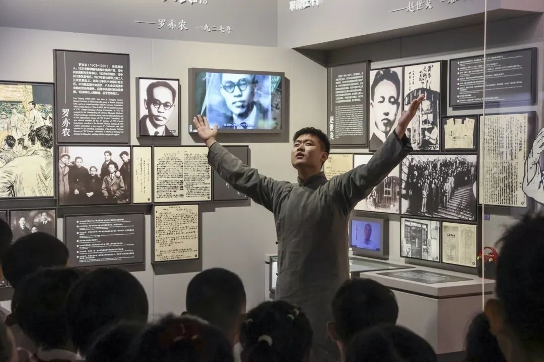 勞模身穿長袍再現(xiàn)烈士事跡。徐匯區(qū)總工會供圖