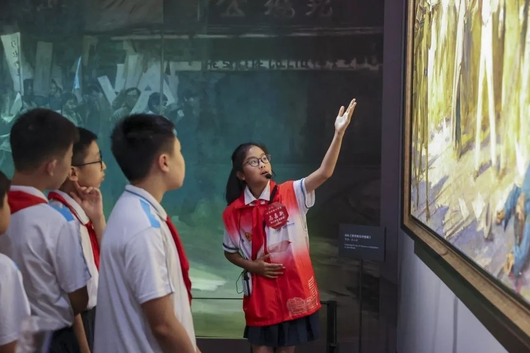 同學(xué)們觀賞不同革命場景及烈士形象的藝術(shù)作品。徐匯區(qū)總工會供圖