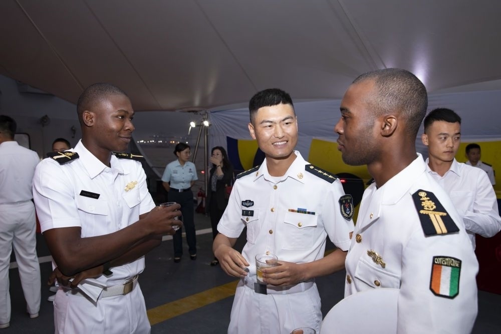 2023年6月25日，中國和科特迪瓦雙方官兵在南寧艦舉辦的甲板招待會(huì)上交流。中國海軍第43批護(hù)航編隊(duì)22日抵達(dá)科特迪瓦經(jīng)濟(jì)首都阿比讓，開始對(duì)科特迪瓦為期4天的友好訪問。