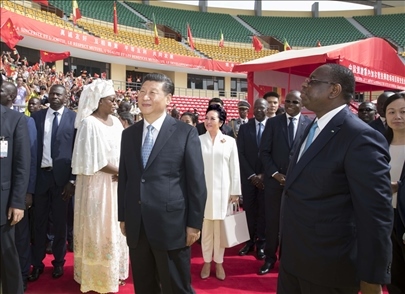 2018年7月22日，國家主席習(xí)近平在達(dá)喀爾同時(shí)任塞內(nèi)加爾總統(tǒng)薩勒共同出席塞內(nèi)加爾競(jìng)技摔跤場(chǎng)項(xiàng)目移交儀式。新華社記者 王曄 攝