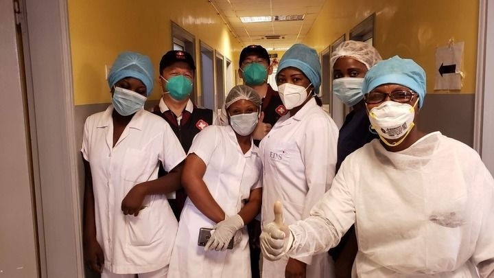 2020年5月26日，中國(guó)抗疫醫(yī)療專家組在剛果（布）首都布拉柴維爾指導(dǎo)新冠肺炎病房建設(shè)時(shí)，與當(dāng)?shù)匾痪€醫(yī)務(wù)人員合影。新華社發(fā)