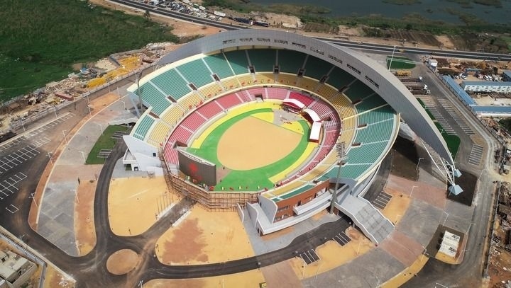 這是2018年7月18日在塞內(nèi)加爾首都達(dá)喀爾航拍的中國(guó)援建的塞內(nèi)加爾競(jìng)技摔跤場(chǎng)。新華社記者 呂帥 攝