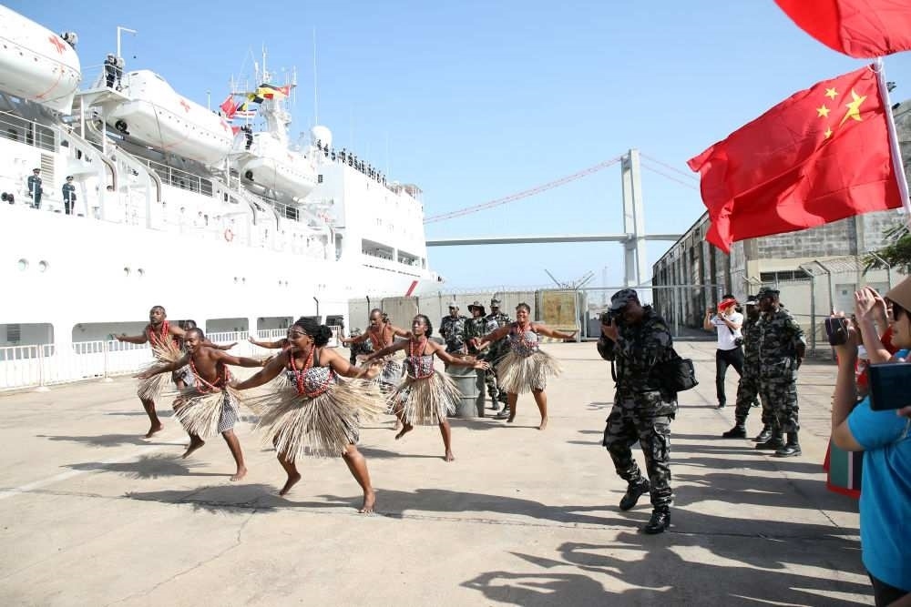 2024年8月16日，在莫桑比克馬普托港，當(dāng)?shù)匮輪T表演舞蹈，歡送中國海軍“和平方舟”號(hào)醫(yī)院船。