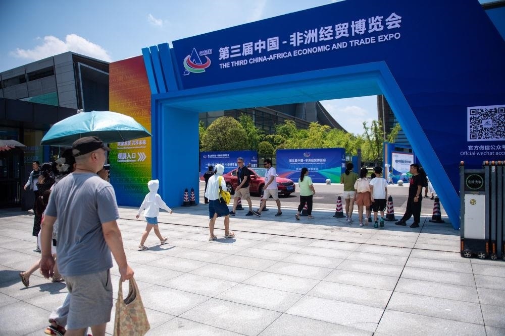 △2023年7月，在湖南長(zhǎng)沙國(guó)際會(huì)展中心，觀眾進(jìn)入中非經(jīng)貿(mào)博覽會(huì)展會(huì)現(xiàn)場(chǎng)。