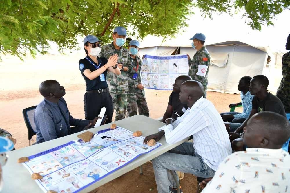 2020年3月，在南蘇丹首都朱巴，執(zhí)行聯(lián)合國維和任務(wù)的中國維和警察廖潔給當(dāng)?shù)鼐熘v解防疫知識(shí)。
