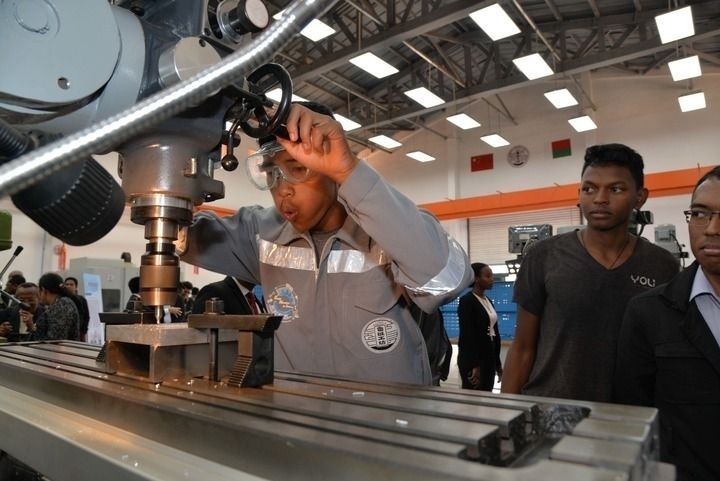 2024年4月26日，在馬達(dá)加斯加首都塔那那利佛，塔那那利佛大學(xué)理工學(xué)院的學(xué)生在魯班工坊操作設(shè)備。新華社發(fā)（西塔卡·拉喬納里松攝）