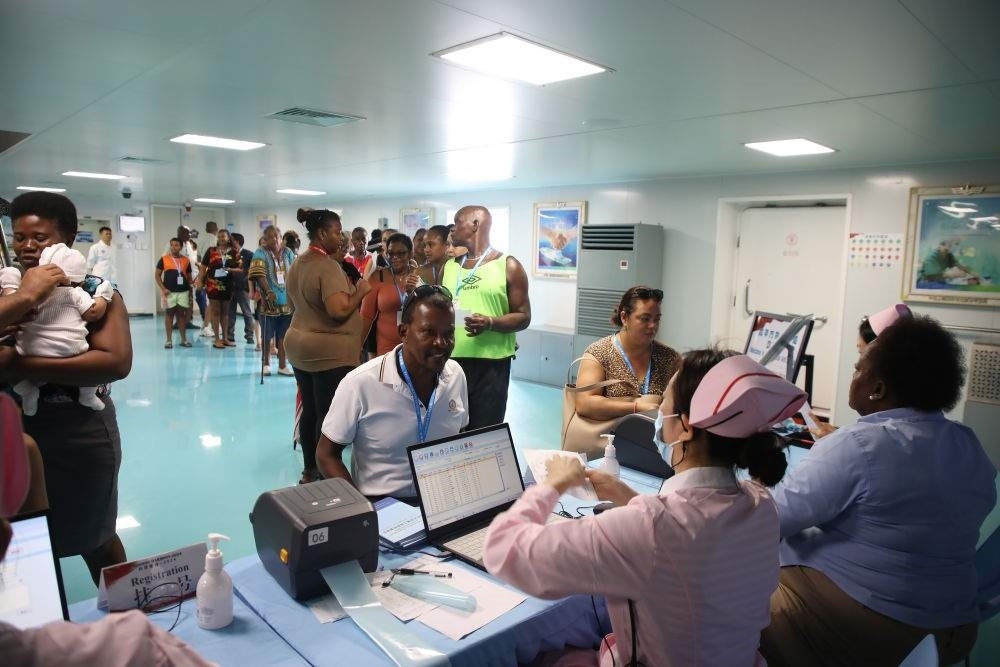 2024年7月8日，塞舌爾民眾在中國海軍“和平方舟”號(hào)醫(yī)院船上排隊(duì)就診。