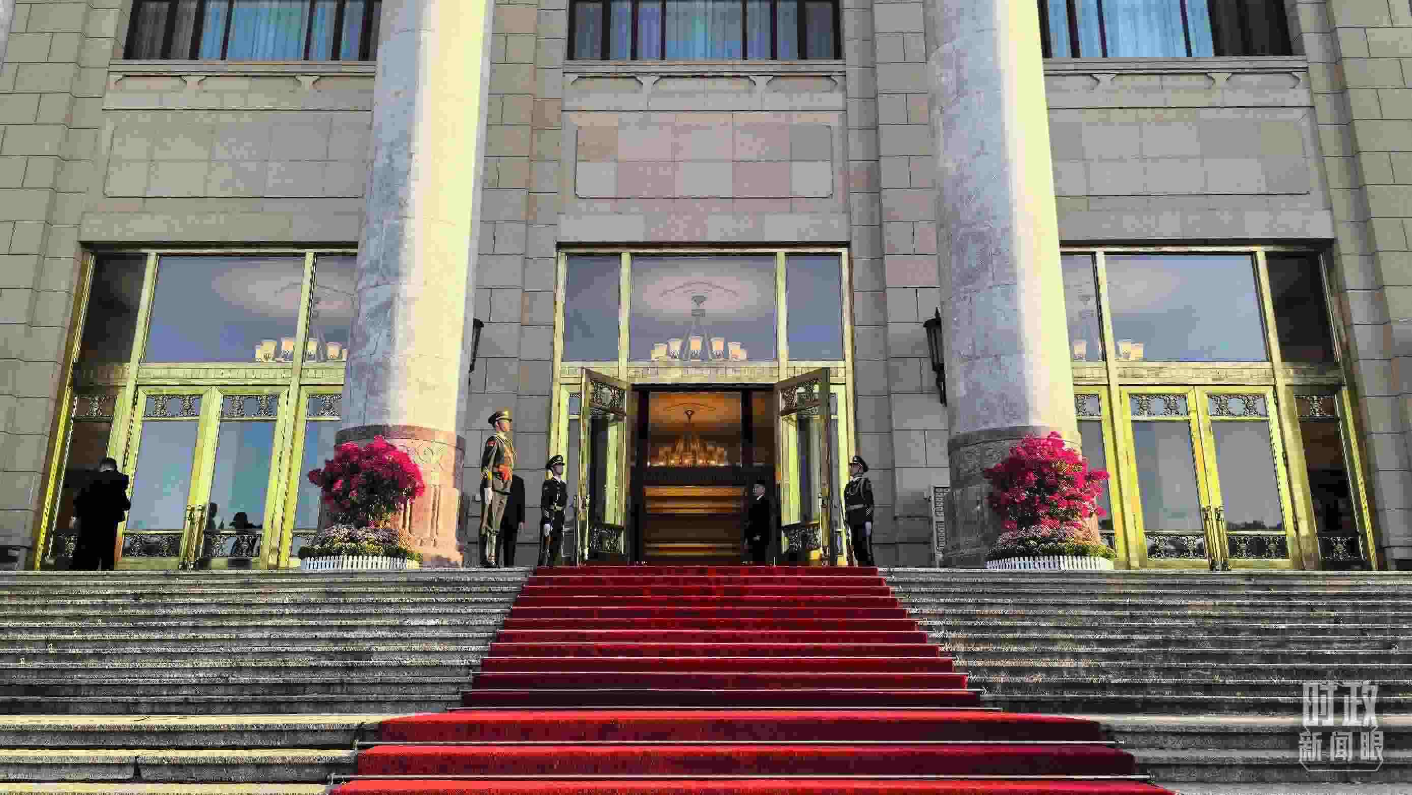 △人民大會(huì)堂外，禮兵列隊(duì)迎接貴賓。（總臺(tái)央視記者陸泓宇拍攝）