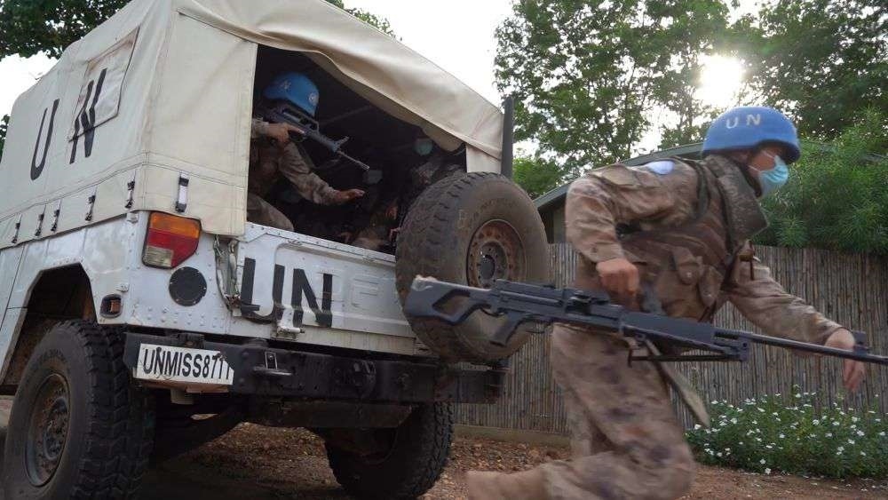 2022年7月27日，中國第八批赴南蘇丹（朱巴）維和步兵營百人防暴隊(duì)抵達(dá)預(yù)定區(qū)域，進(jìn)行綜合防衛(wèi)演練。針對(duì)南蘇丹社會(huì)安全問題及近期在剛果（金）東部地區(qū)發(fā)生的針對(duì)聯(lián)合國剛果（金）穩(wěn)定特派團(tuán)的抗議示威活動(dòng)，中國第八批赴南蘇丹（朱巴）維和步兵營于日前組織UN HOUSE（聯(lián)合國之家）綜合防衛(wèi)演練，以應(yīng)對(duì)可能出現(xiàn)的難民涌入、營門遇襲、暴恐威脅等突發(fā)情況。