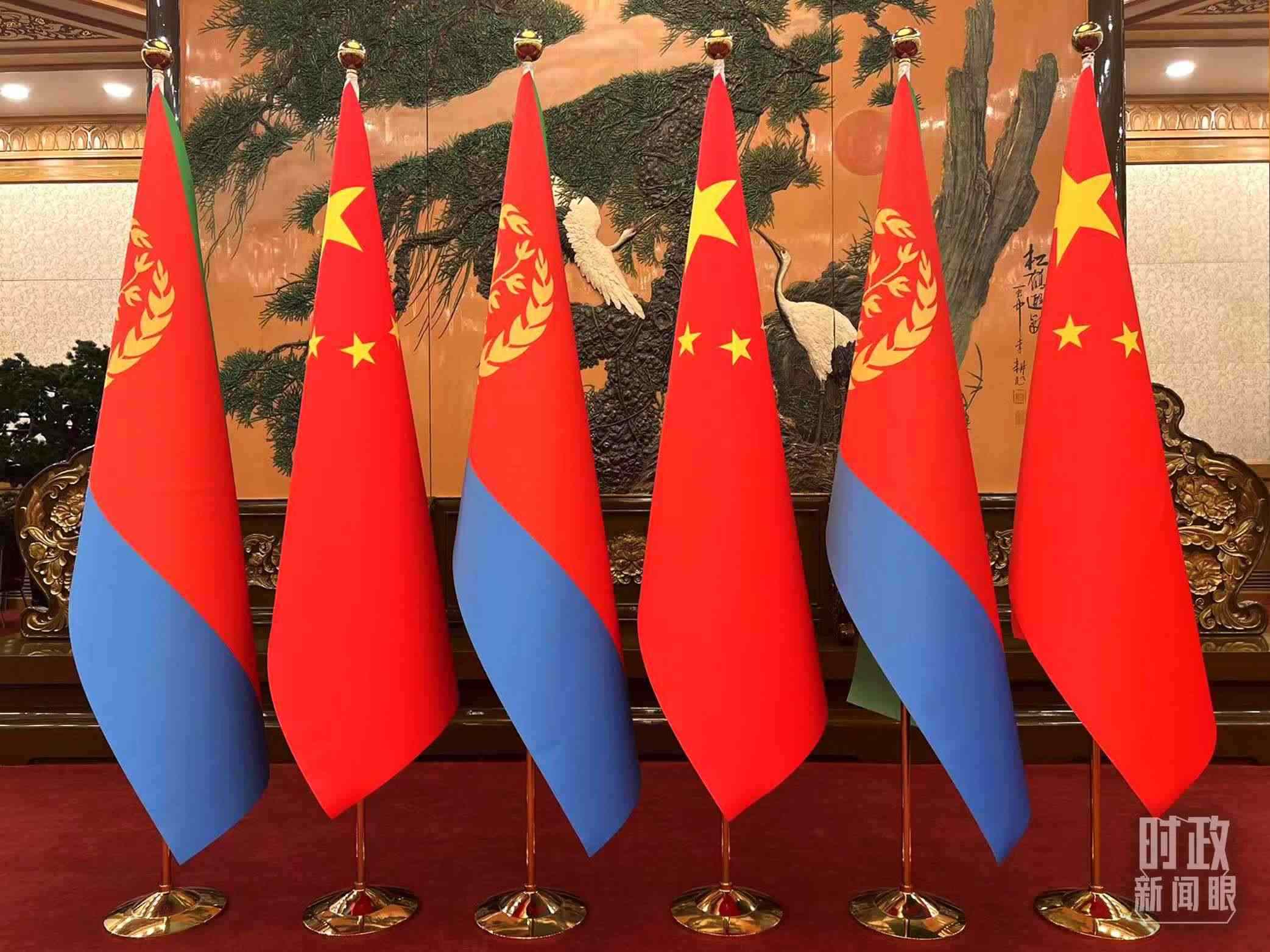 △會(huì)見(jiàn)現(xiàn)場(chǎng)擺放的中國(guó)和厄立特里亞兩國(guó)國(guó)旗。（總臺(tái)央視記者趙婷拍攝）