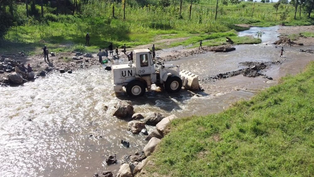 2023年6月7日，在剛果（金）南基伍省卡萊亥地區(qū)，中國第26批赴剛果（金）維和工兵分隊(duì)官兵進(jìn)行施工作業(yè)。