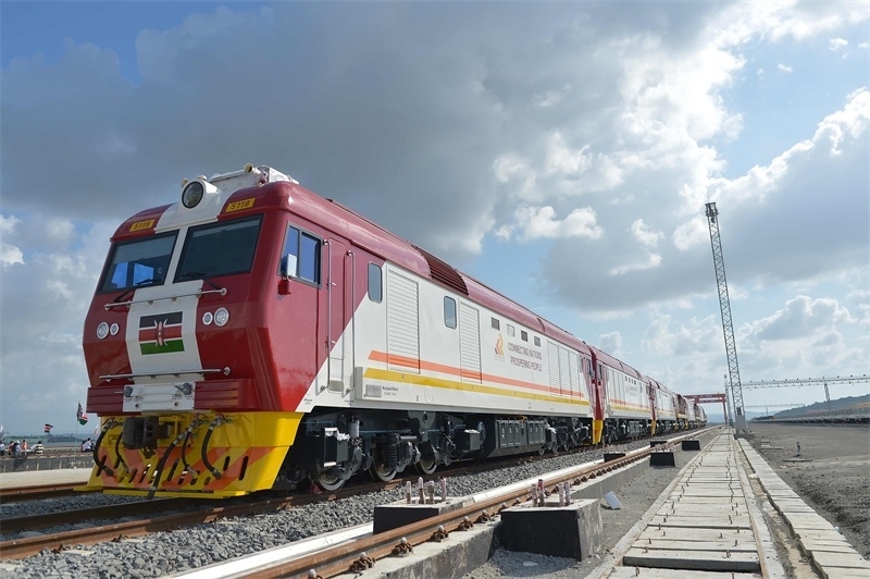 當?shù)貢r間2017年5月30日，肯尼亞蒙巴薩，連接肯尼亞港口城市蒙巴薩和首都內(nèi)羅畢的蒙內(nèi)鐵路正式竣工通車。