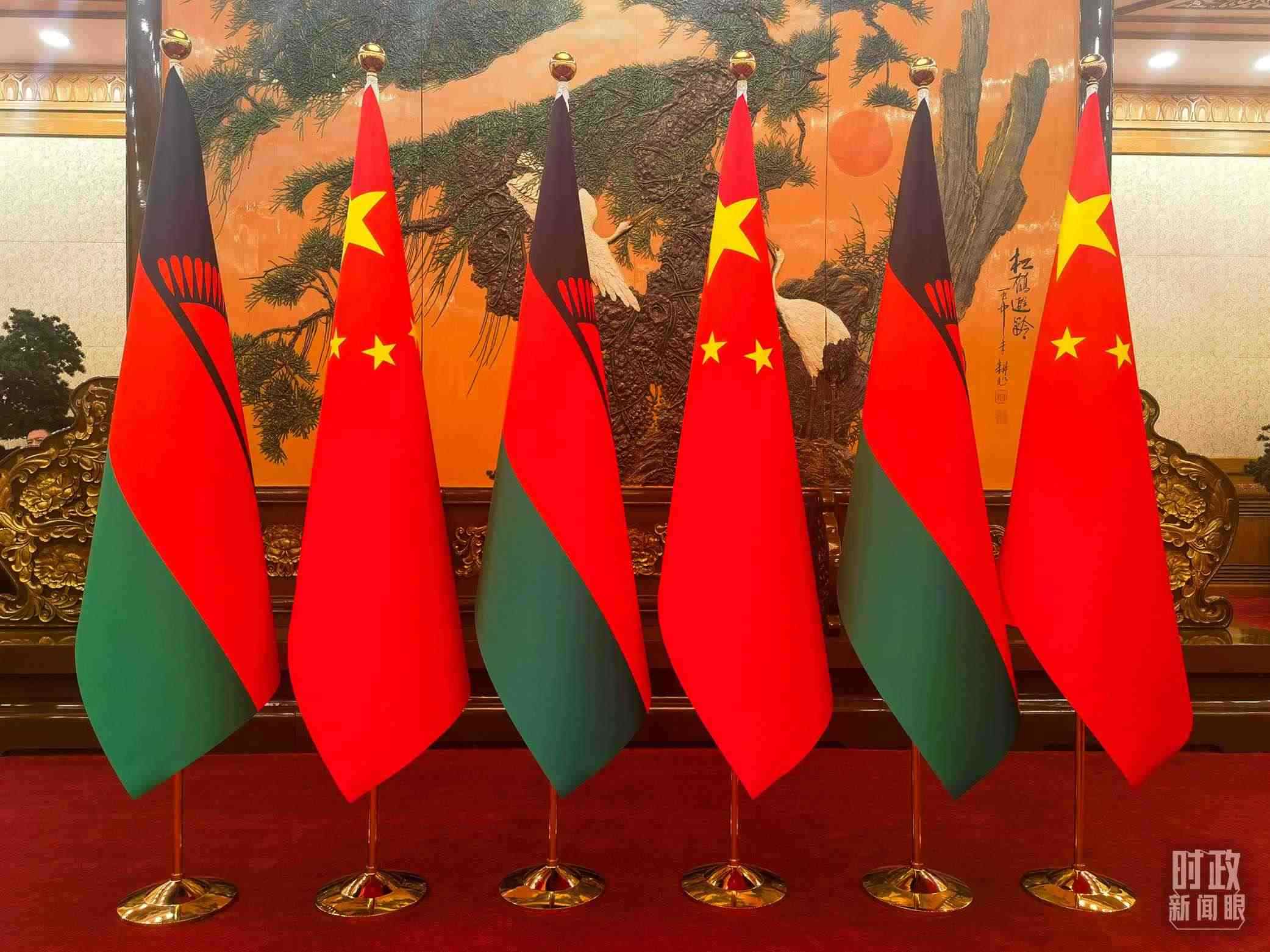 △中國和馬拉維國旗。（總臺(tái)央視記者陳曦拍攝）