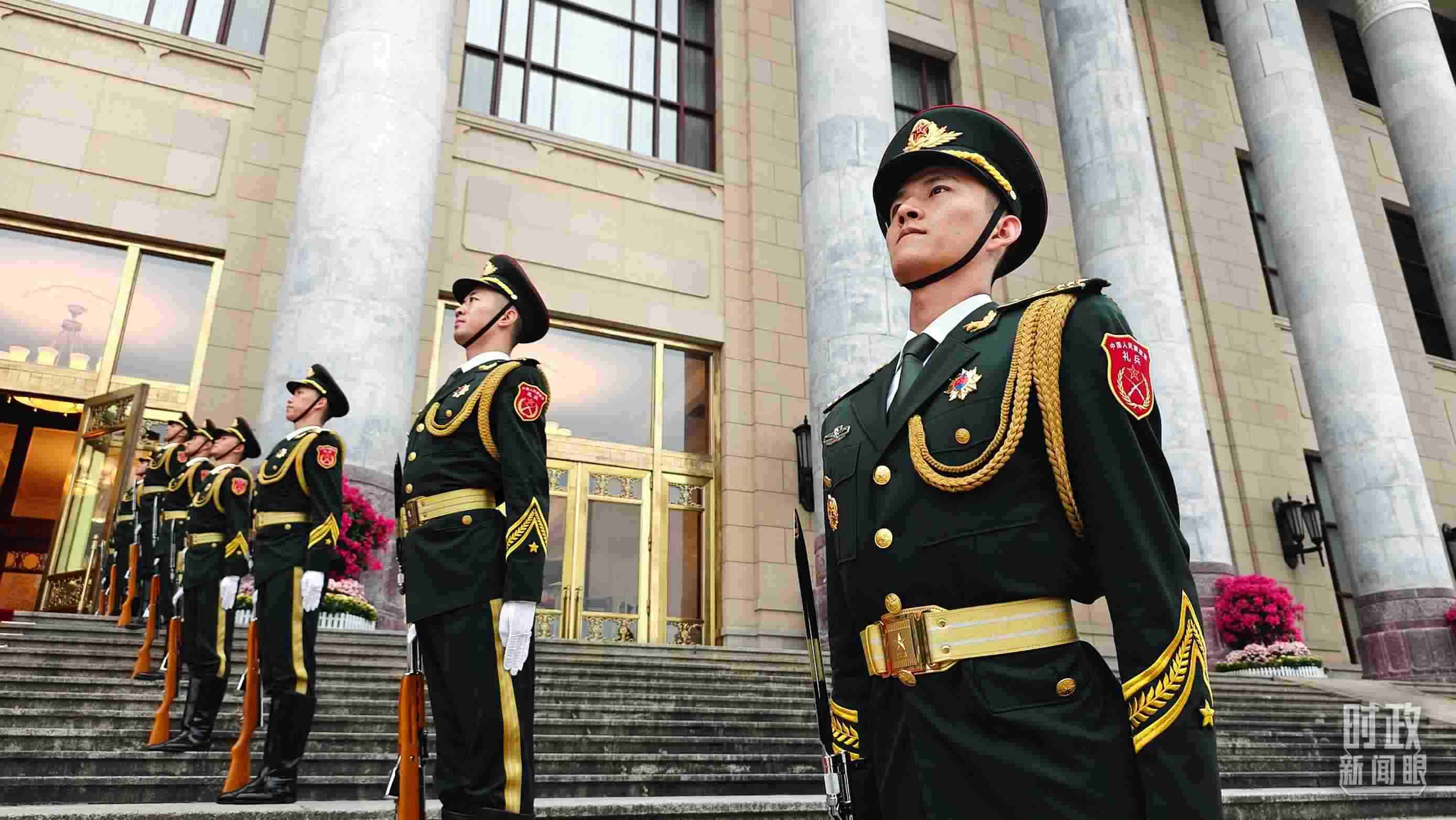  △人民大會(huì)堂外，禮兵列隊(duì)歡迎外國領(lǐng)導(dǎo)人。（總臺(tái)央視記者韓銳拍攝）