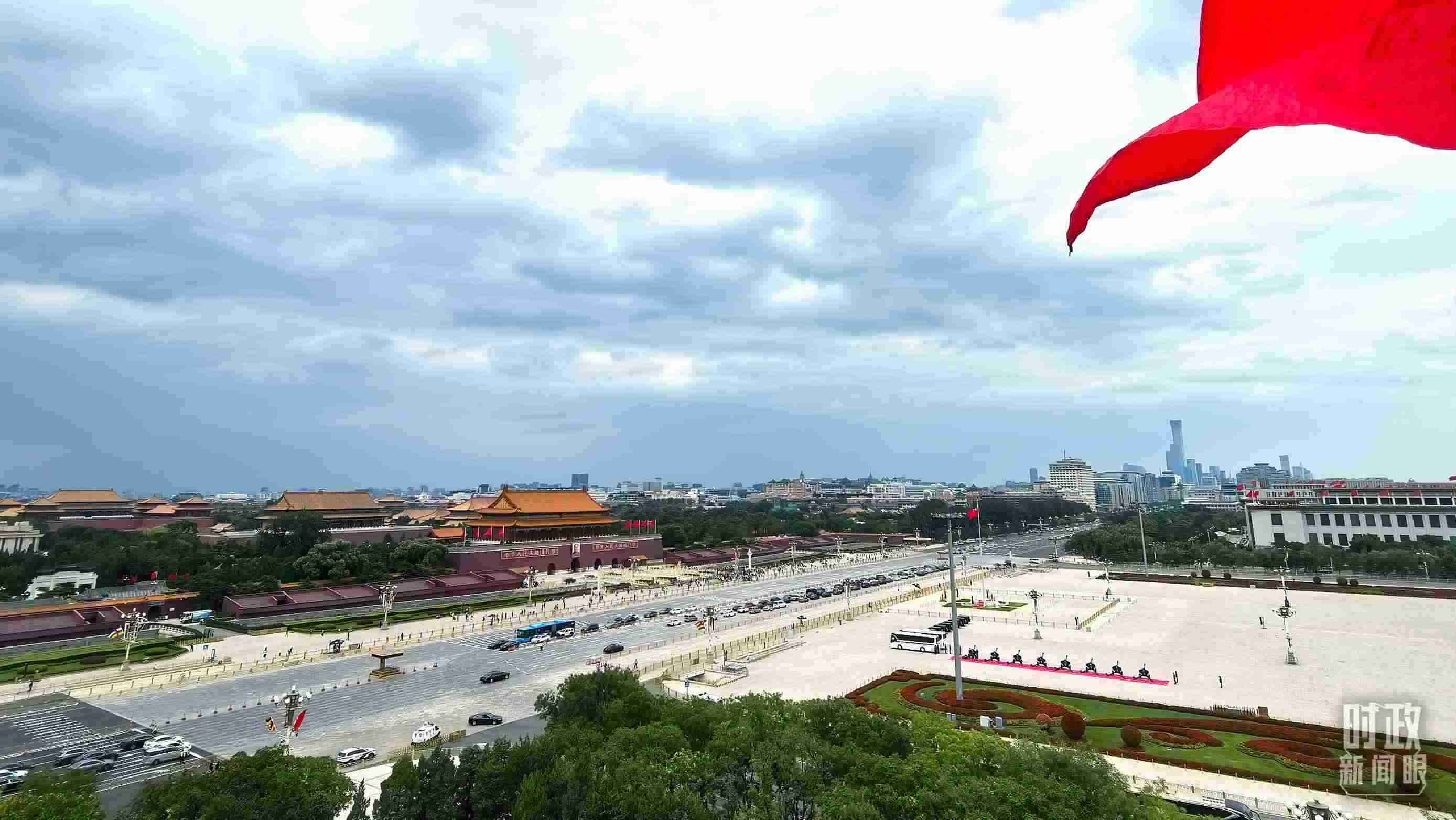 △北京長安街兩側(cè)懸掛中非合作論壇成員旗幟。（總臺(tái)央視記者張垚拍攝）