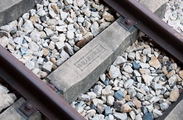 坦贊鐵路鋼筋混凝土軌枕上的“中華人民共和國制”字樣清晰可辨。