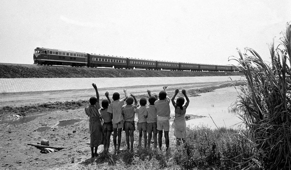 贊比亞魯西瓦西湖畔的少年兒童歡迎坦贊鐵路的列車通到他們的家鄉(xiāng)（1976年攝）。
