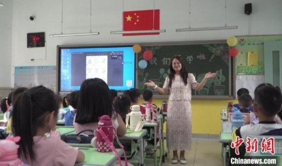 圖為衡水市新苑小學，老師正在給學生講開學第一課的內容。王天祥 攝