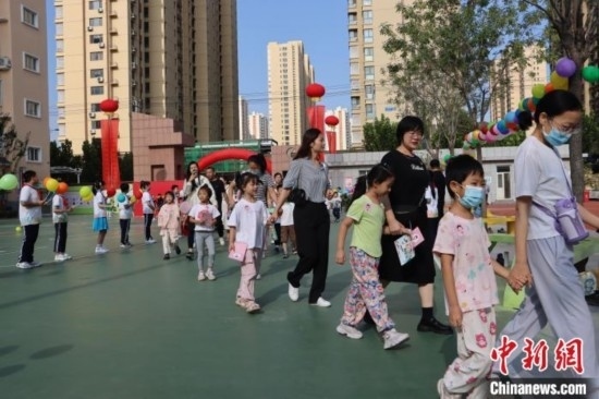 圖為衡水市新苑小學，小學一年級新生佩戴“夢想徽章”后，步入校園 。王天祥 攝