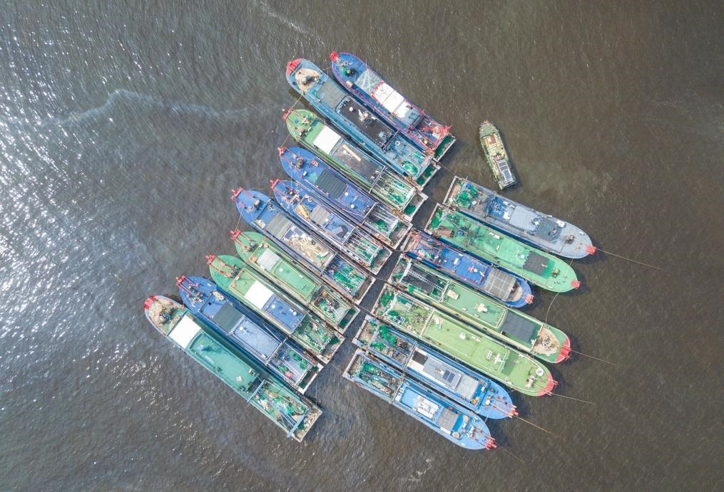 9月4日，船只在海南省?？谑行赂鄞a頭?？勘茱L(fēng)（無人機(jī)照片）。新華社記者 蒲曉旭 攝