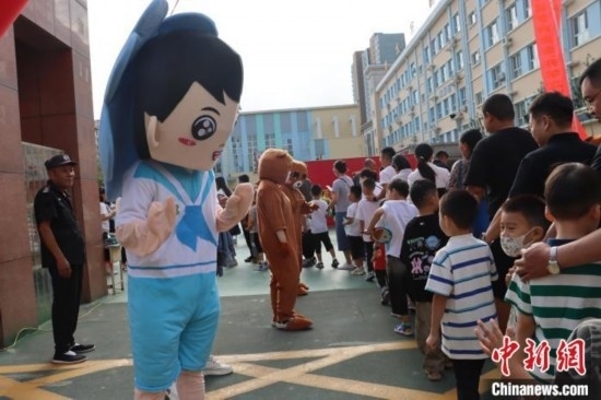 圖為衡水市新苑小學，老師穿上玩偶服裝歡迎新生入學。王天祥 攝