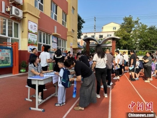 圖為衡水市康復街小學，正在簽到的小學生。徐鵬璐 攝