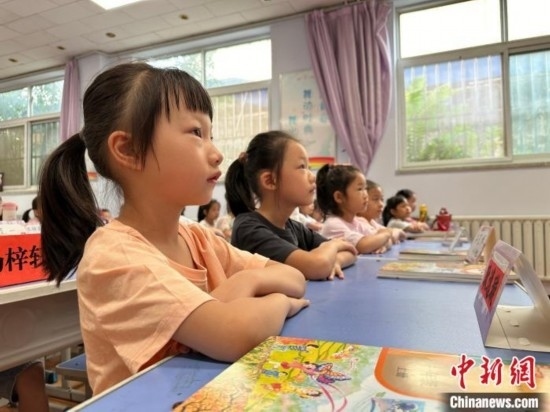 圖為衡水市康復街小學，小學生聽老師講開學第一課內容。徐鵬璐 攝
