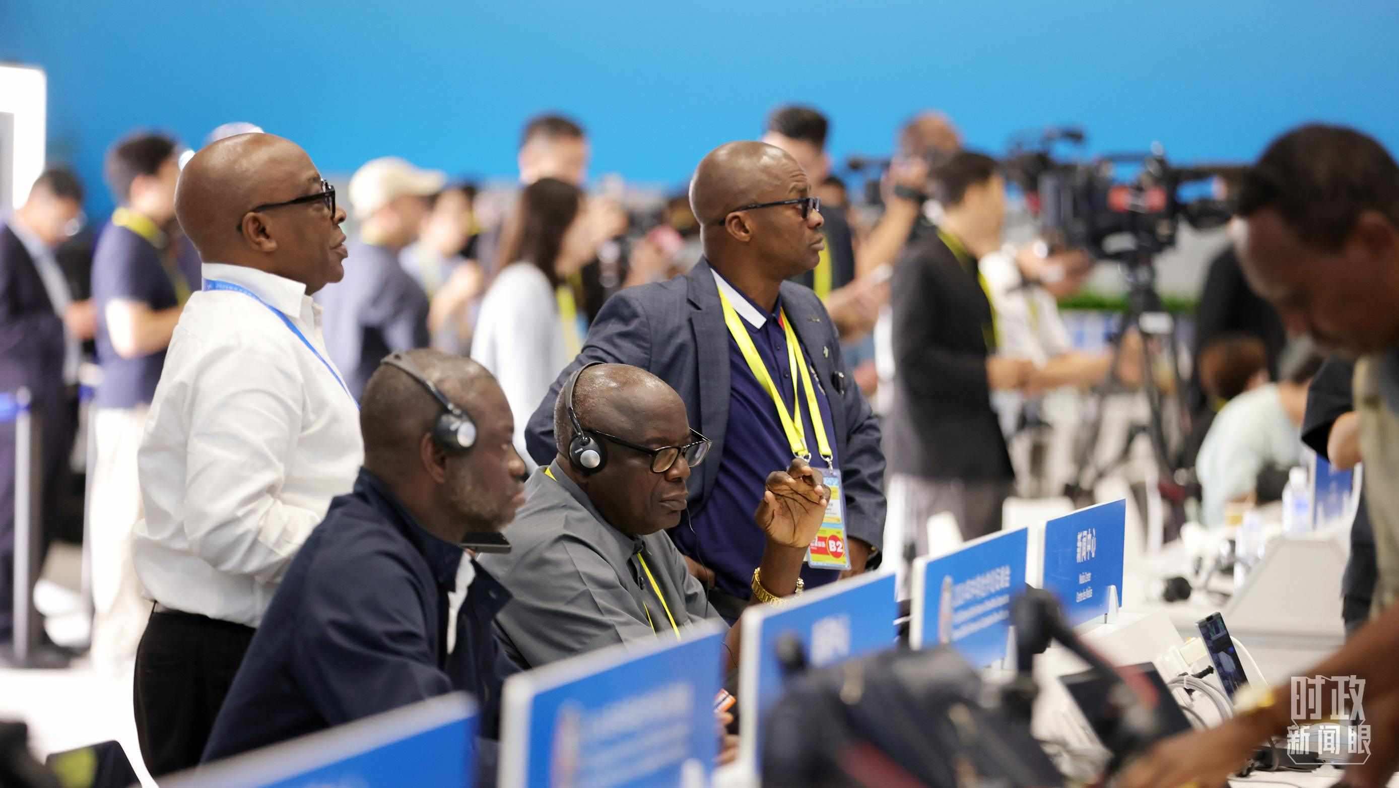  △媒體記者在人民大會(huì)堂和新聞中心參與峰會(huì)報(bào)道。（總臺(tái)央視記者范一鳴、魏幫軍拍攝）