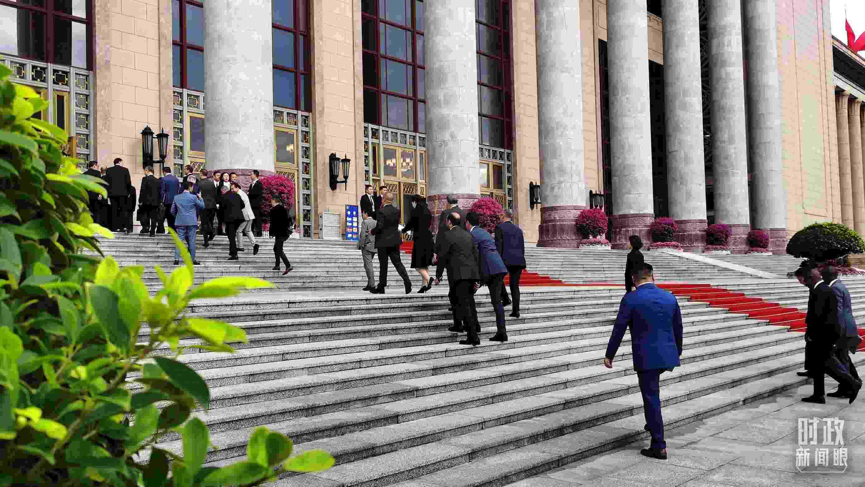  △與會(huì)者正在步入會(huì)場(chǎng)。（總臺(tái)央視記者郭鴻拍攝）