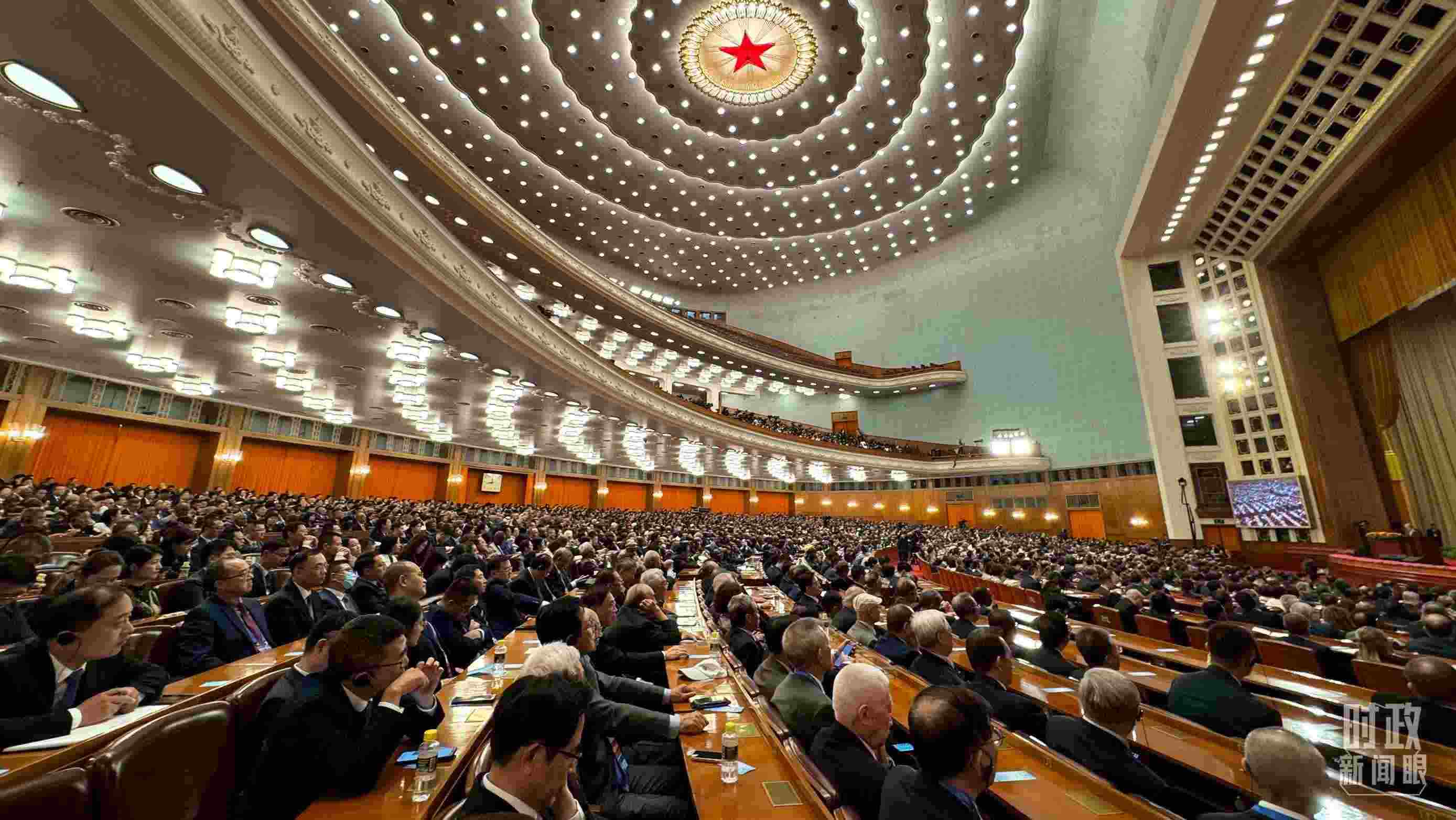  △中非合作論壇非方成員國(guó)國(guó)家元首、政府首腦、代表團(tuán)團(tuán)長(zhǎng)及國(guó)際和地區(qū)組織負(fù)責(zé)人等中外各界人士3200余人出席開幕式。（總臺(tái)央視記者蔣碩拍攝）