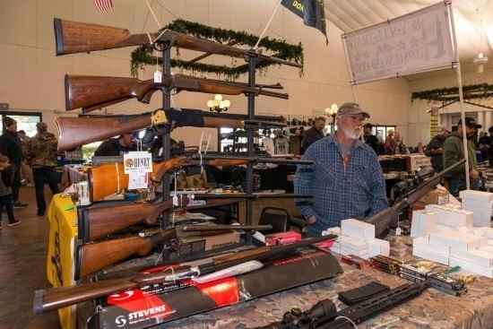 這是2022年1月22日在美國(guó)達(dá)拉斯槍展上拍攝的槍支。新華社發(fā)（李琳攝）