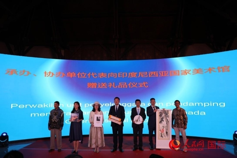 在展覽開幕式現(xiàn)場，本次展覽的承辦、協(xié)辦單位代表向印尼國家美術(shù)館贈送禮品。人民網(wǎng)記者 曹師韻攝